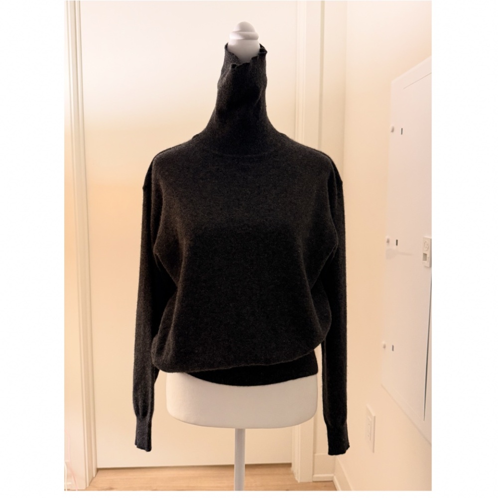NWOT | Bloomingdale’s 100% Cashmere Women's Turtleneck | Size Medium - Picture 6 of 7